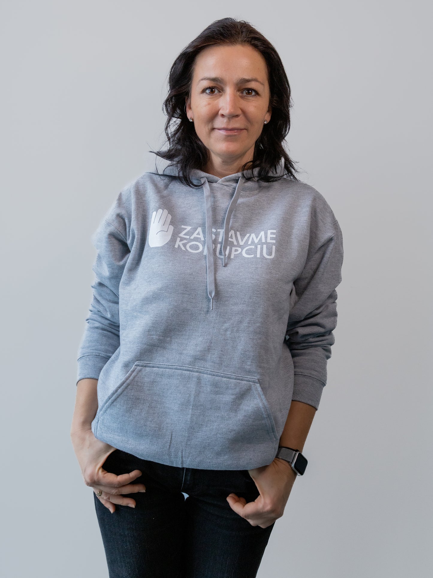 Šedá mikina s bielym nápisom UNISEX