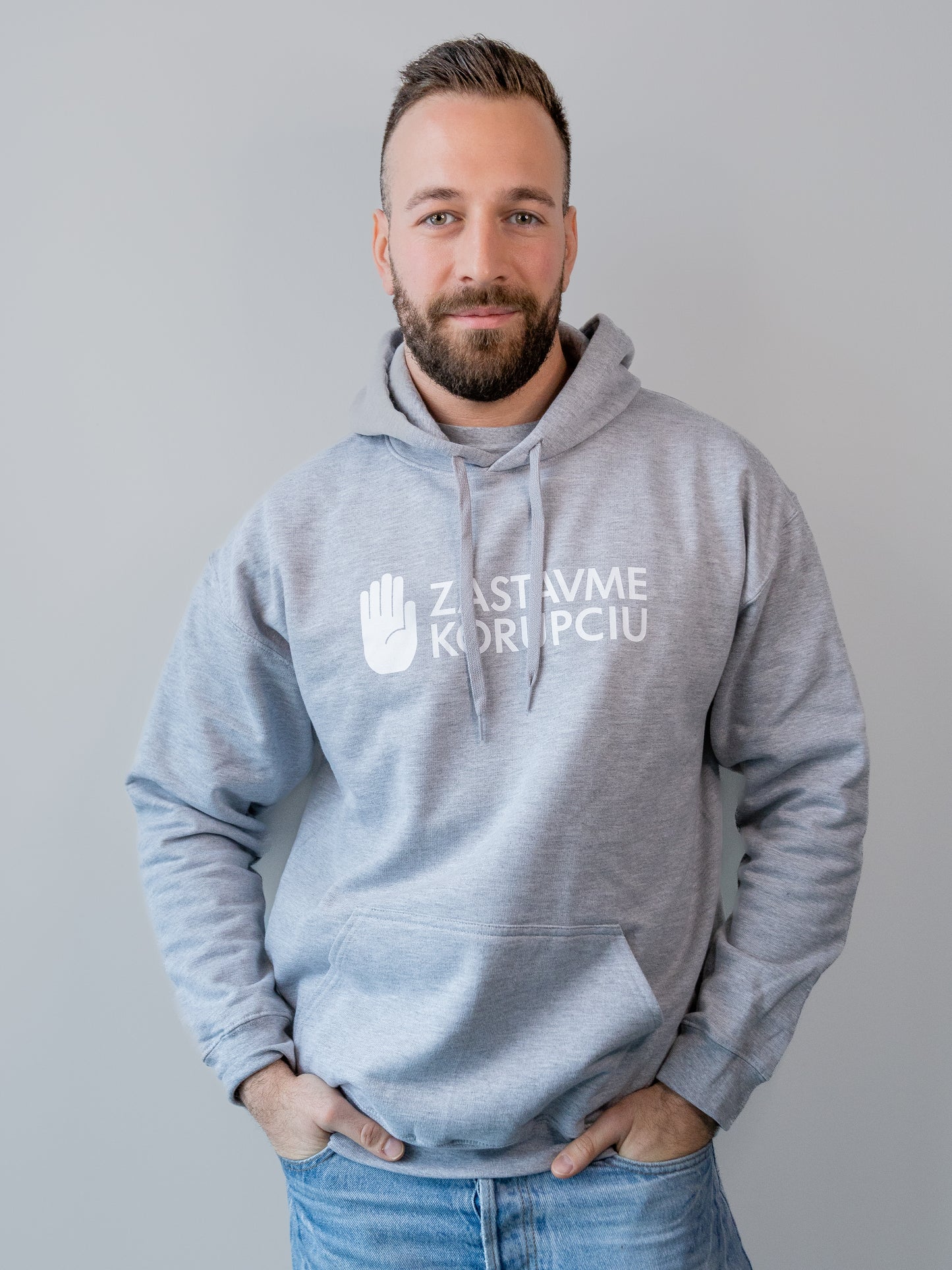 Šedá mikina s bielym nápisom UNISEX