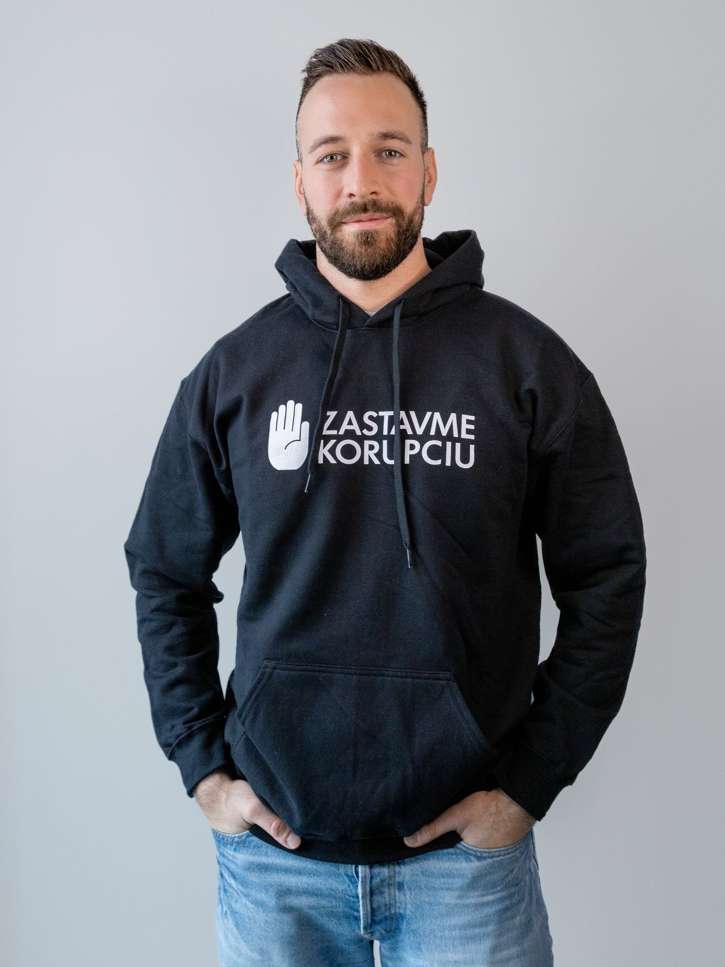 Čierna mikina s bielym nápisom UNISEX